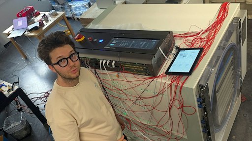 Moritz Marcovici beim ersten Trocknungslauf des
WAVE-Gefriertrockners FD440 mit der KI-Steuerung Interkey Brain
(Bildschirm rechts), Wien, 23. Oktober 2026.