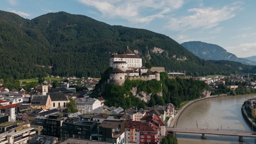 Hoch über den Dächern der Stadt Kufstein thront die mehr als 800
Jahre alte Festung, dahinter erhebt sich die Tiroler Bergwelt. Einst
strategisch wichtige Wehranlage, ist sie heute Wahrzeichen, Museum,
touristischer Anziehungspunkt sowie Veranstaltungs- und
Begegnungsort. 2026 zählt die Festung Kufstein zu den neun schönsten
Plätzen Österreichs, die im Rahmen der ORF-Sendung „9 Plätze – 9
Schätze“ vorgestellt wurden.