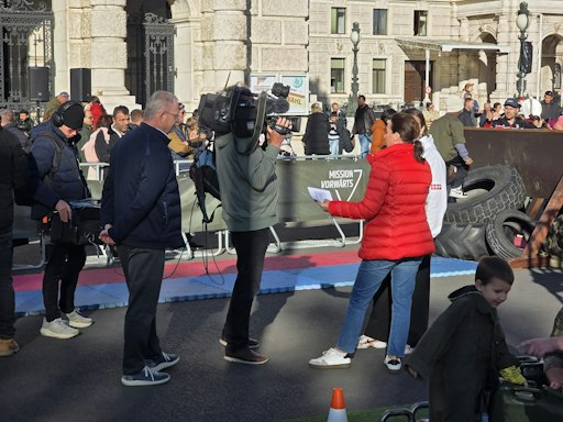 Vorschau Bild von Ein ORF-Team bei der Live-Berichterstattung zum Nationalfeiertag
in der Wiener Innenstadt.