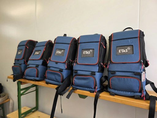 Vorschau Bild von Kompakt statt Ü-Wagen: Die Übertragungstechnik für die fünf
Kameras passt in Rucksäcke.