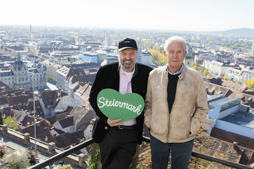 Johann Lafer und Helmut Marko am Grazer Schlossberg mit Blick
über Graz