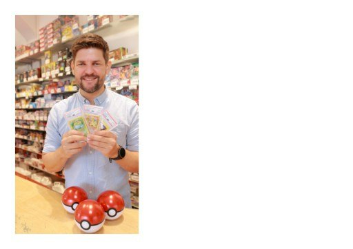 Vorschau Bild von Initiator Burtscher mit den wertvollen Pokemonkarten