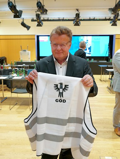 Vorschau Bild von Der Organisationsreferent der GÖD BL Otto Aiglsperger übergibt
Streikmaterialen den Funktionärinnen und Funktionäre der
Justizgewerkschaft