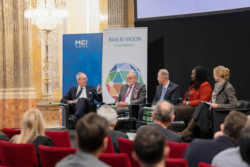 Vorschau Bild von Zahlreiche hochrangige Persönlichkeiten aus Politik, Wirtschaft
und Gesellschaft nahmen an der Angeregte Diskussion im Anschluss an
den Vortrag von Ban Ki-moon. V. l.: MCI Rektor Andreas Altmann,
Botschafter aD Michael Reiterer, SG Ban Ki-moon, Benedicta Apuamah,
Monika Fröhler (CEO, Ban Ki-moon Foundation).