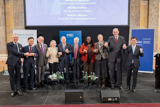 Vorschau Bild von Zahlreiche hochrangige Persönlichkeiten aus Politik, Wirtschaft
und Gesellschaft nahmen an der Veranstaltung teil. V. l.: MCI Rektor
Andreas Altmann, Botschafter Choi Yoo Min, Botschafter aD Michael
Reiterer, Frau Ban, Ban Ki-moon, Bundespräsident aD Heinz Fischer,
Benedicta Apuamah, Monika Fröhler, Präsident der ÖAW Heinz Faßmann,
Botschafter Ham Sang-wook