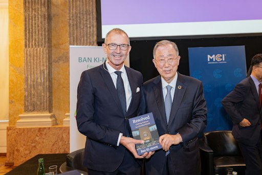 Vorschau Bild von Ban Ki-moon, ehemaliger UN-Generalsekretär und MCI
Honorarprofessor, gemeinsam mit MCI Rektor Andreas Altmann.