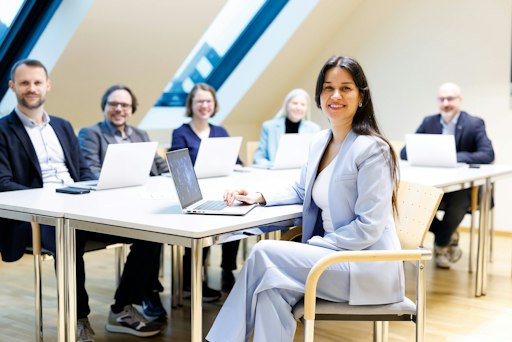 Vorschau Bild von Besonders großes Interesse besteht an neuen Technologien für die
Geldanlage. 77 Prozent der Befragten würden künftig gerne ein
Seminar zu Aktienanalyse und Portfoliomanagement mit Künstlicher
Intelligenz besuchen.