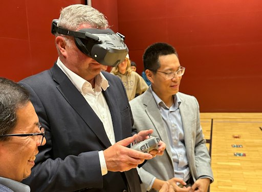 Vorschau Bild von Staatssekretär Leichtfried testete selbst die Drohnensteuerung
mit VR-Brille.