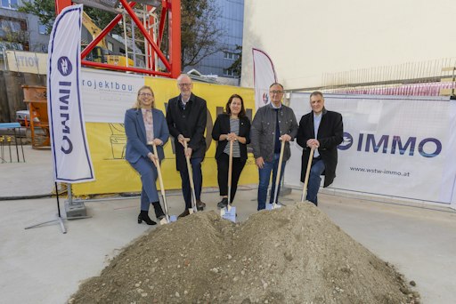 Gemeinsamer Spatenstich auf der Baustelle Forsthausgasse 13.
