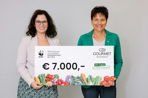Pegah Bayaty, WWF-Expertin für nachhaltige Ernährung (links im
Bild), und Mag.a Claudia Horacek, Geschäftsfeldleiterin Business
Catering (rechts im Bild) bei der Scheckübergabe.