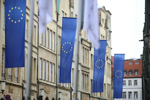 EU-Flaggen hängen am Historischen Rathaus in Münster. // Weiterer
Text über ots und www.presseportal.de/nr/183826 / Die Verwendung
dieses Bildes für redaktionelle Zwecke ist unter Beachtung aller
mitgeteilten Nutzungsbedingungen zulässig und dann auch honorarfrei.
Veröffentlichung ausschließlich mit Bildrechte-Hinweis.