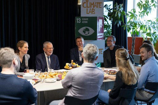 Bundespräsident Alexander Van der Bellen spricht am Donautisch im
Climate Lab mit Vertreter:innen der Wirtschaft, Zivilgesellschaft
und Start-up-Szene über die Chancen der Wirtschaftswende.