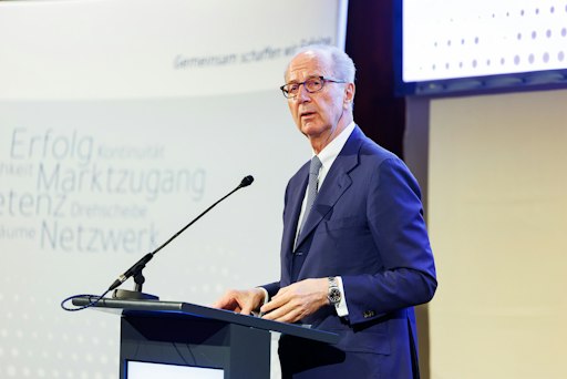 Vorschau Bild von „Deutschland und Österreich stehen vor vergleichbaren
Herausforderungen“, nun gelte es Stärken gemeinsam zu nutzen,
betonte DHK Präsident Hans Dieter Pötsch bei seiner Rede im Zuge der
DHK Generalversammlung in Wien.