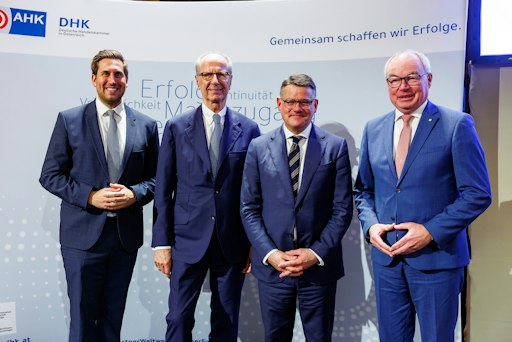 Vorschau Bild von (v.l.n.r.): Staatssekretär Alexander Pröll, DHK Präsident Hans
Dieter Pötsch, der hessische Ministerpräsident Boris Rhein und der
niederösterreichische LH-Stellvertreter Stefan Pernkopf beim
„Hessischen Abend“ im Palais Niederösterreich.