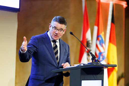 Gerade in wirtschaftlich herausfordernden Zeiten komme es darauf
an, diese Zusammenarbeit weiter zu vertiefen, so der hessische
Ministerpräsident Boris Rhein bei seiner Festrede in Wien.