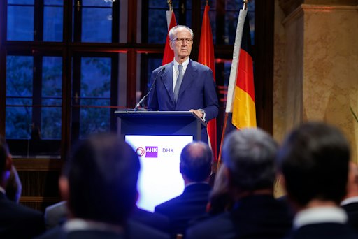 Vorschau Bild von Hans Dieter Pötsch, Präsident der Deutschen Handelskammer in
Österreich, hob in seiner Begrüßung die Bedeutung des deutschen
Bundeslandes Hessen als Wirtschaftsdrehkreuz hervor.