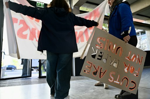 Vorschau Bild von Studierende machen sich bereit für den Protest auf dem Dach der
Angewandten.