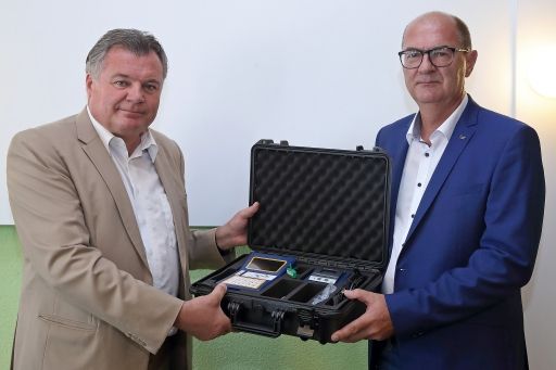 Landesrat Mag. Günther Steinkellner und Oberst Klaus Scherleitner: Eine gute Investition für die Sicherheit. Oberösterreich ist flächendeckend mit Drogenvortestgeräten ausgestattet. Foto: Land OÖ/Daniel Kauder, Verwendung mit Quellenangabe
