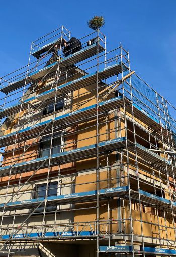 Mit dem Stellen des Firstbaums feierten Generalunternehmer Rhomberg Bau und Bauherr Florian Schertler den „Höhepunkt“ ihres gemeinsamen Bauprojekts. ©Rhomberg Bau