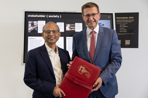 Start einer strategischen Forschungspartnerschaft zwischen Oberösterreich und Indien: Wirtschafts- und Forschungs-Landesrat Markus Achleitner (r.) mit Prof. Laxmidhar Behera, Direktor des Indian Institute of Technology (IIT). Foto: Land OÖ/Lina Spenlingwimmer, Verwendung mit Quellenangabe.